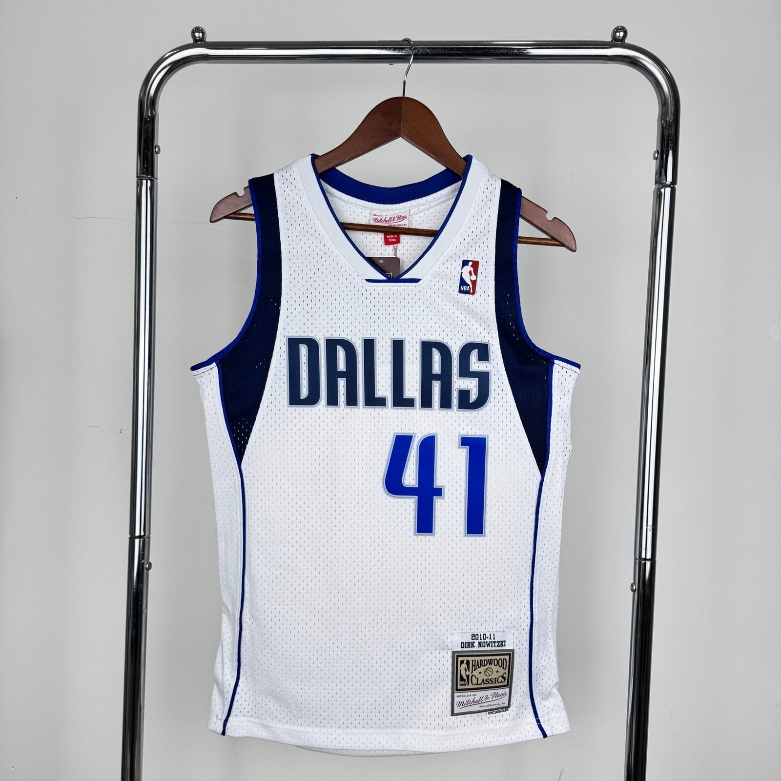 231ec78c Camiseta Regata Basquete NBA Dallas Mavericks 6 Dirk Nowitzki Mitchell & Ness Branca 2010/11 - Imagem 1