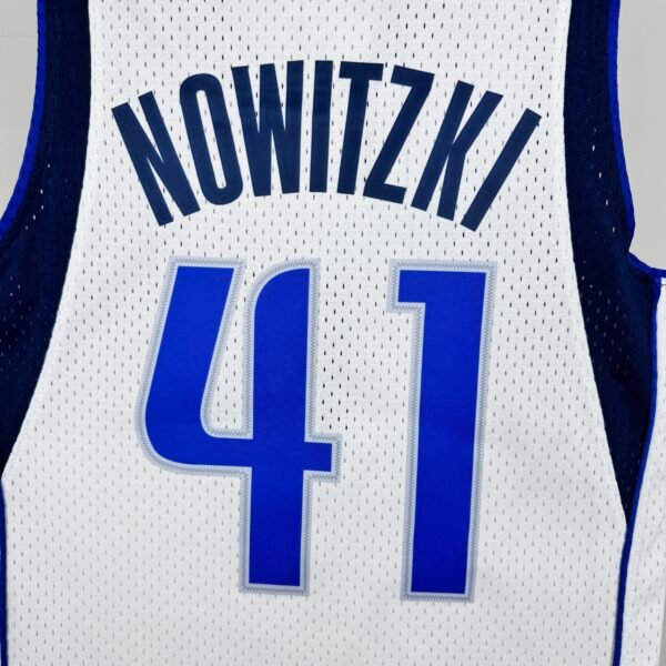 Camiseta Regata Basquete NBA Dallas Mavericks 6 Dirk Nowitzki Mitchell & Ness Branca 2010/11 - Imagem 6