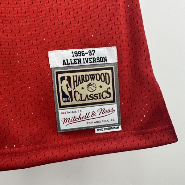 Camiseta Regata Basquete NBA Philadelphia 76ers Sixers 3 Allen Iverson Mitchell & Ness Vermelha 1996/97 - Imagem 10