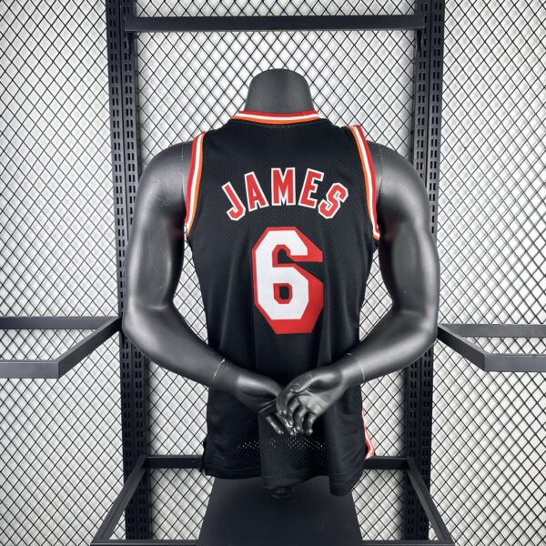 Camiseta Regata Basquete NBA Miami Heat 6 LeBron James Mitchell & Ness Preta 2013/14 - Imagem 2