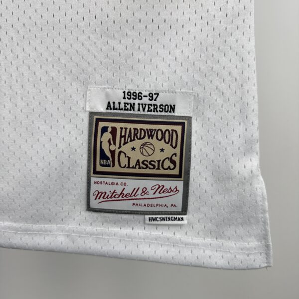 Camiseta Regata Basquete NBA Philadelphia 76ers Sixers 3 Allen Iverson Mitchell & Ness 1996/97 - Imagem 3