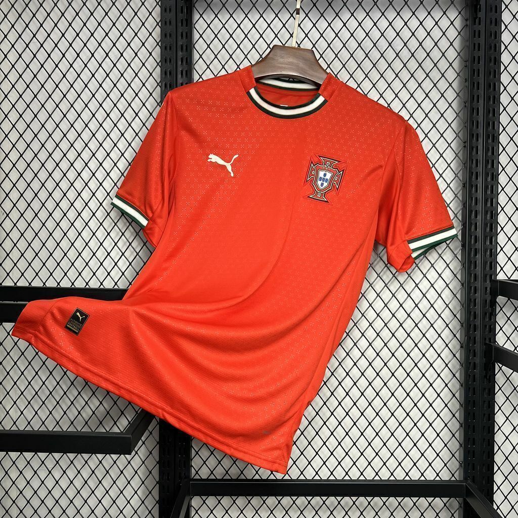 a23483d8-ee8f9522fe4baa815617292665980593-1024-1024 Camisa Seleção Portugal Home Versão Torcedor 2025 Puma Vermelha - Imagem 1