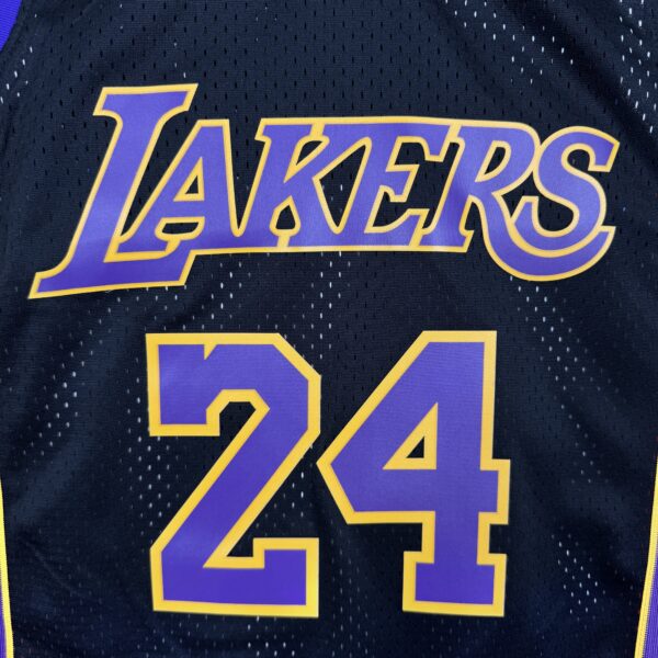 Camiseta Regata Basquete NBA Los Angeles Lakers 24 Kobe Bryant Mitchell & Ness Preta 2009/10 - Imagem 3
