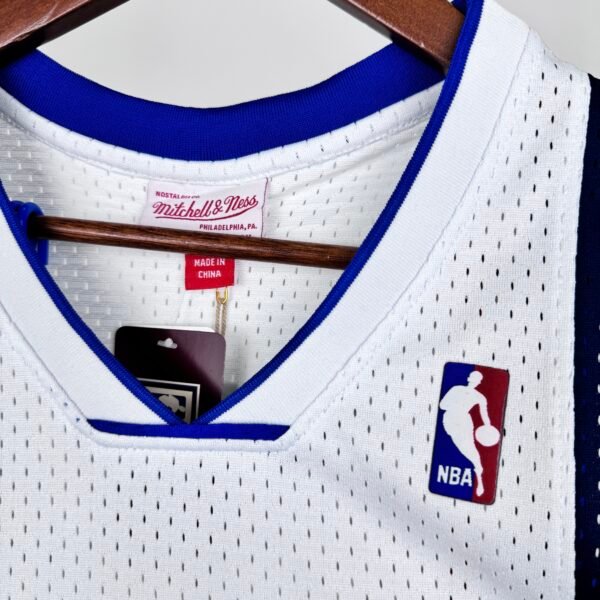 Camiseta Regata Basquete NBA Dallas Mavericks 6 Dirk Nowitzki Mitchell & Ness Branca 2010/11 - Imagem 3