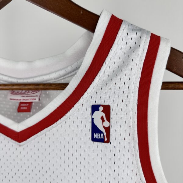 Camiseta Regata Basquete NBA Philadelphia 76ers Sixers 3 Allen Iverson Mitchell & Ness 1996/97 - Imagem 7