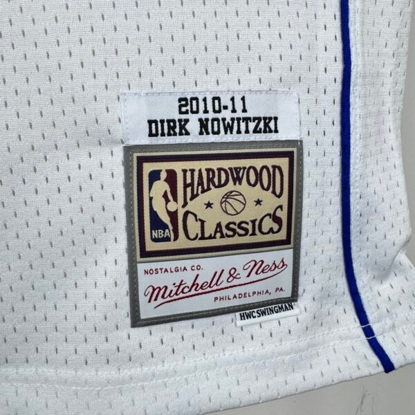 Camiseta Regata Basquete NBA Dallas Mavericks 6 Dirk Nowitzki Mitchell & Ness Branca 2010/11 - Imagem 5