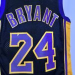 Camiseta Regata Basquete NBA Los Angeles Lakers 24 Kobe Bryant Mitchell & Ness Preta 2009/10 - Imagem 5