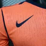 Camisa Barcelona Third Versão Jogador 2025/2026 - Nike - Edição Total 90 - Laranja - Imagem 3