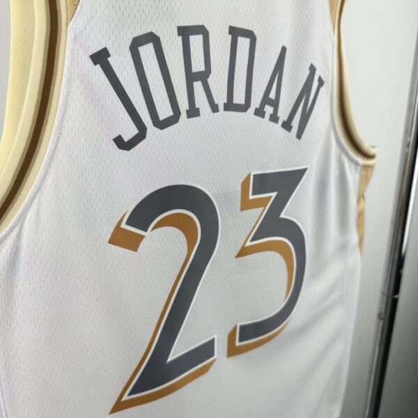 Camiseta Regata Basquete NBA Chicago Bulls 23 Jordan City Edition 2025 Branco Nike - Imagem 9