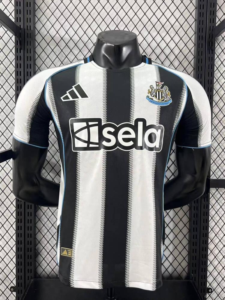 66f00c0a-0a13-4fd0-9535-1dcba02d694d-750x1000-800Kkxl42zguAMrpk4sm5y0CsN2JNGlUWK546boi Camisa Newcastle United Home Versão Jogador 25/2026 Adidas - Imagem 1