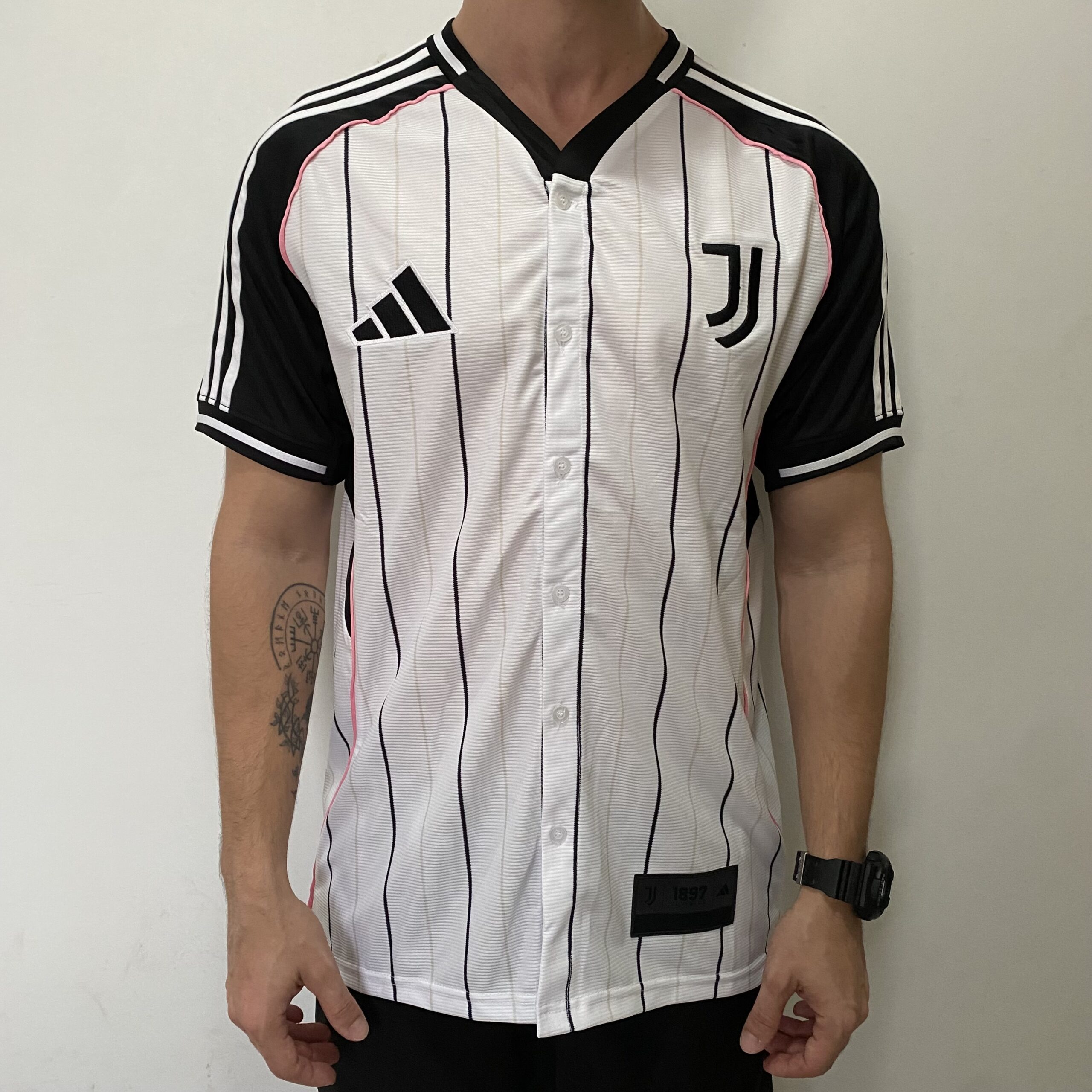 IMG_5695 Camisa Juventus Baseball US Pack 2025/26 Adidas Branco - Imagem 1