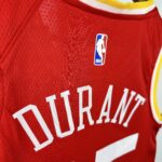 Camiseta Regata Basquete NBA Retrô Houston Rockets City 7 Durant Edição Anos 90 Vermelha 2025 Nike - Imagem 6