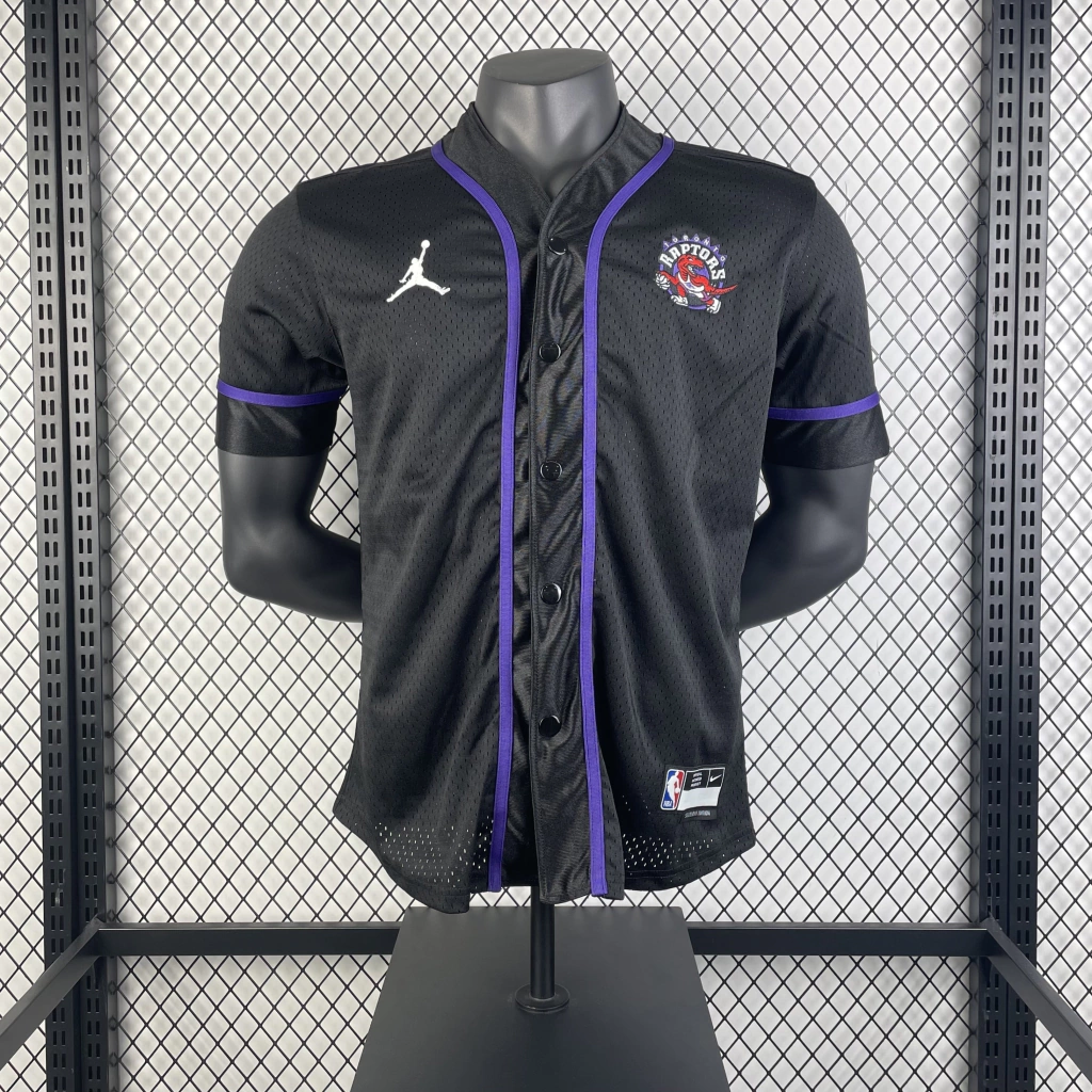 5c7af788-babd84fa919d914ee516961988813238-1024-1024 Camisa Toronto Raptors Version Baseball Statement Edition 2025 Jordan - Imagem 1