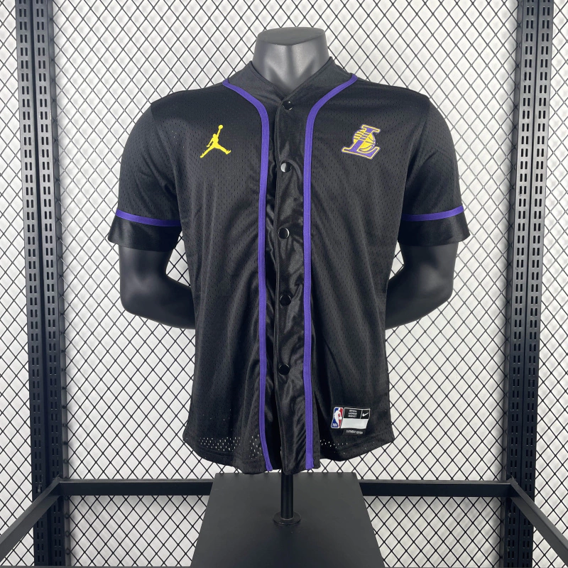 img_0314-7eb6b9cb194ff2cfad17083525338047-1024-1024 Camisa Los Angeles Lakers Version Baseball Statement Edition 2025 Jordan - Imagem 1