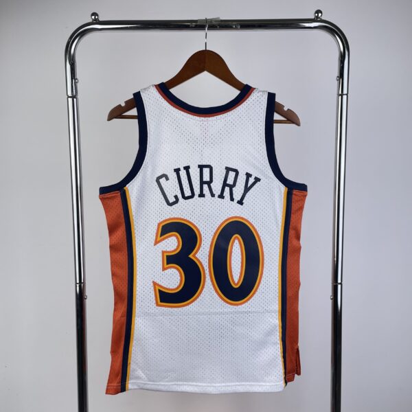 Camiseta Regata NBA Golden State Warriors 30 Stephen Curry Mitchell & Ness Branca 2009/10 - Imagem 11