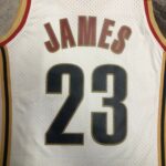 Camiseta Regata NBA Cleveland Cavaliers 23 Lebron James Mitchell & Ness Branca 2003/04 - Imagem 13