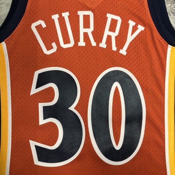 Camiseta Regata NBA Golden State Warriors 30 Stephen Curry Mitchell & Ness Vermelha 2009/10 - Imagem 12