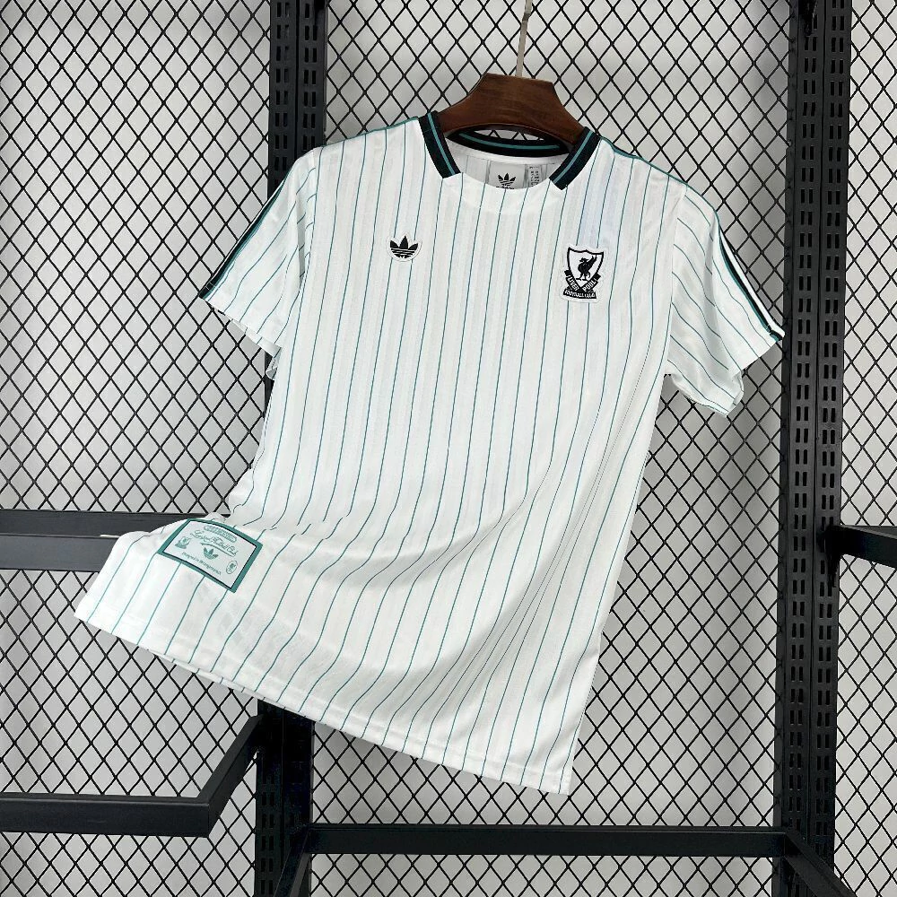2025090608512382-2575db6cb56825c48e17571686045553-1024-1024 Camisa Liverpool Terrace Icons Unissex 25/2026 Branca Adidas - Imagem 1