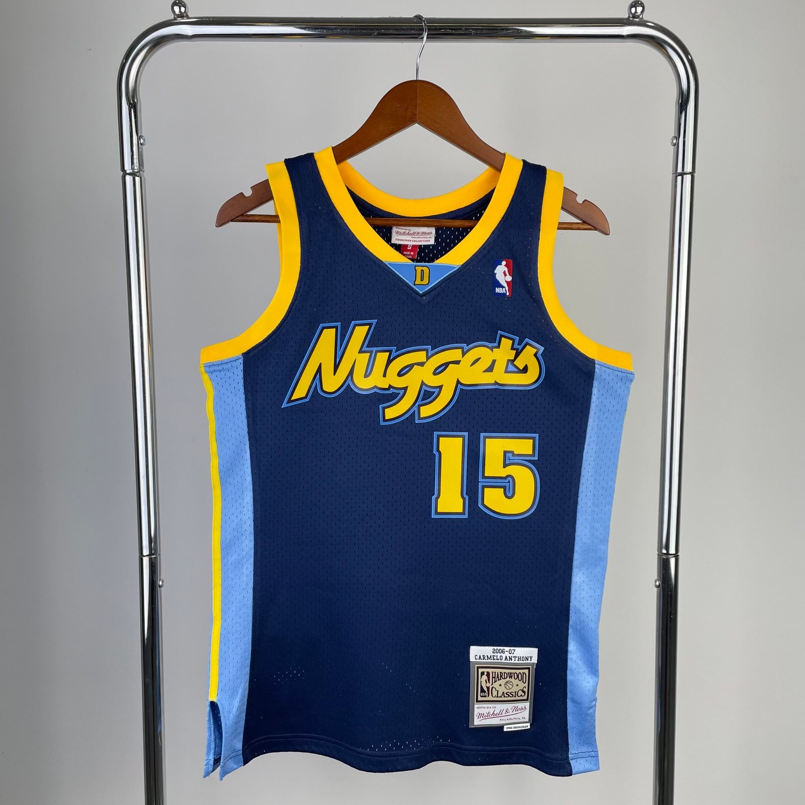 2115439c Camiseta Regata NBA Denver Nuggets 15 Carmelo Anthony Mitchell & Ness Azul 2006/07 - Imagem 1