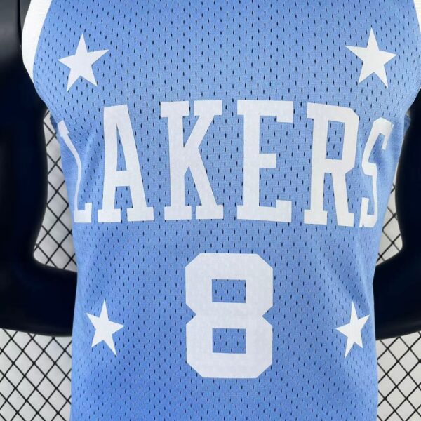 Camiseta Regata NBA Los Angeles Lakers 8 Kobe Bryant Mitchell & Ness Powder Blue Hardwood 2004/05 - Imagem 2