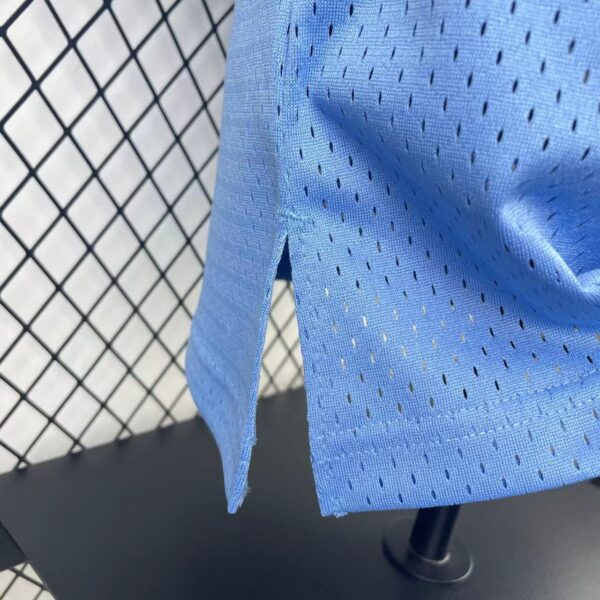 Camiseta Regata NBA Los Angeles Lakers 8 Kobe Bryant Mitchell & Ness Powder Blue Hardwood 2004/05 - Imagem 5