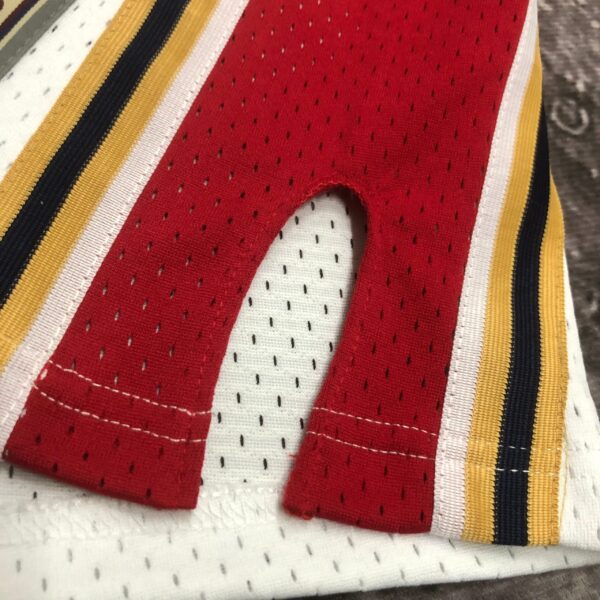 Camiseta Regata NBA Cleveland Cavaliers 23 Lebron James Mitchell & Ness Branca 2003/04 - Imagem 10