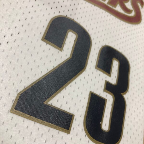 Camiseta Regata NBA Cleveland Cavaliers 23 Lebron James Mitchell & Ness Branca 2003/04 - Imagem 3