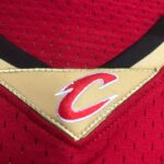 Camiseta Regata NBA Cleveland Cavaliers 23 Lebron James Mitchell & Ness Vermelha 2003/04 - Imagem 10