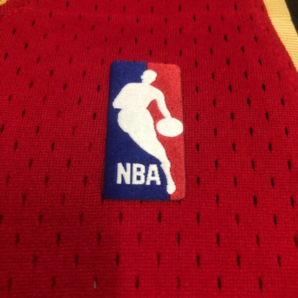 Camiseta Regata NBA Cleveland Cavaliers 23 Lebron James Mitchell & Ness Vermelha 2003/04 - Imagem 6