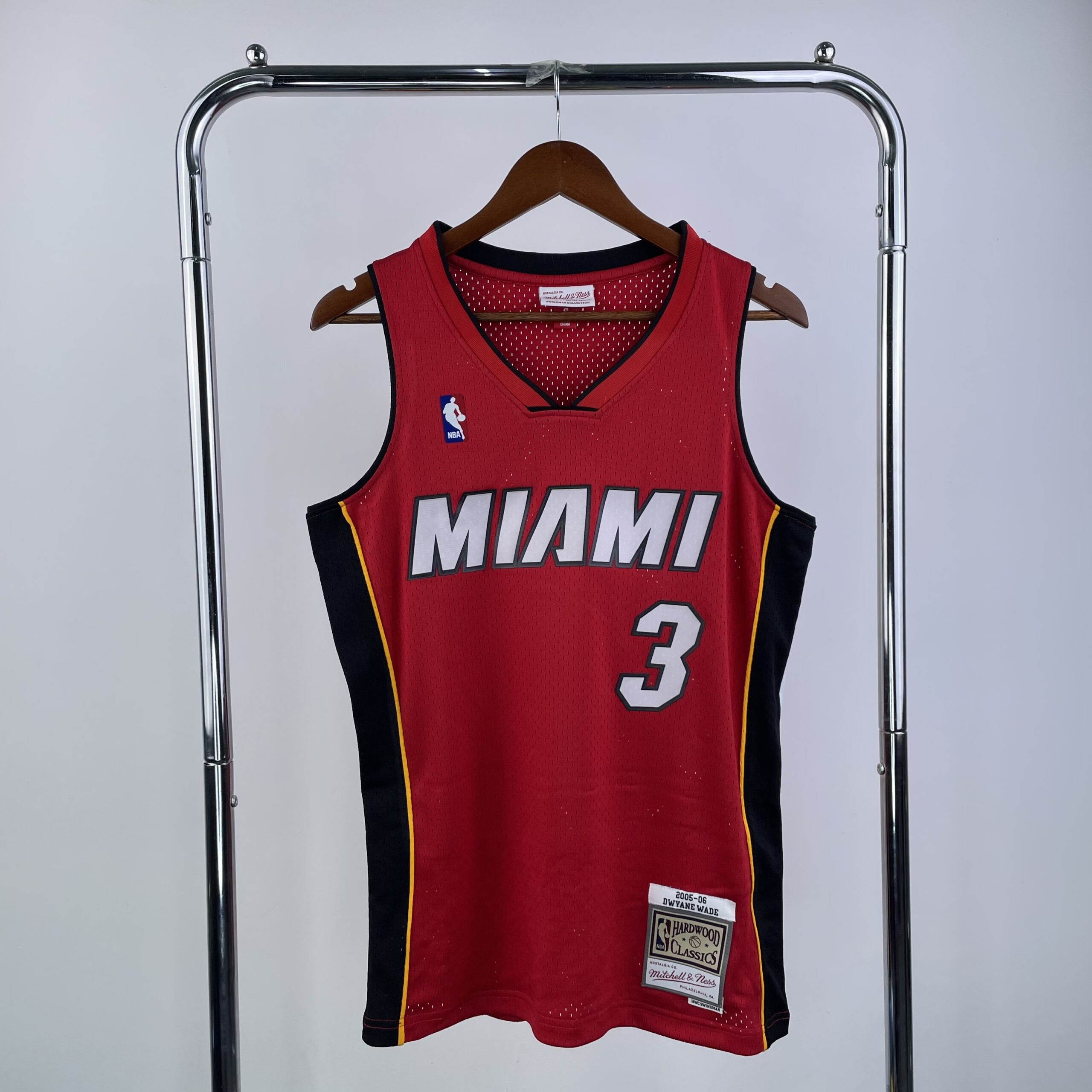 720b8ab8 Camiseta Regata NBA Miami Heat Dwyane 3 Wade Mitchell & Ness Vermelha 2005/06 - Imagem 1
