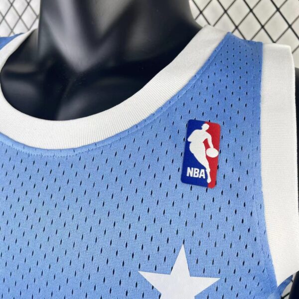 Camiseta Regata NBA Los Angeles Lakers 8 Kobe Bryant Mitchell & Ness Powder Blue Hardwood 2004/05 - Imagem 3