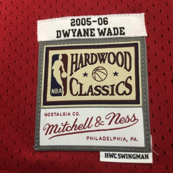 Camiseta Regata NBA Miami Heat Dwyane 3 Wade Mitchell & Ness Vermelha 2005/06 - Imagem 6