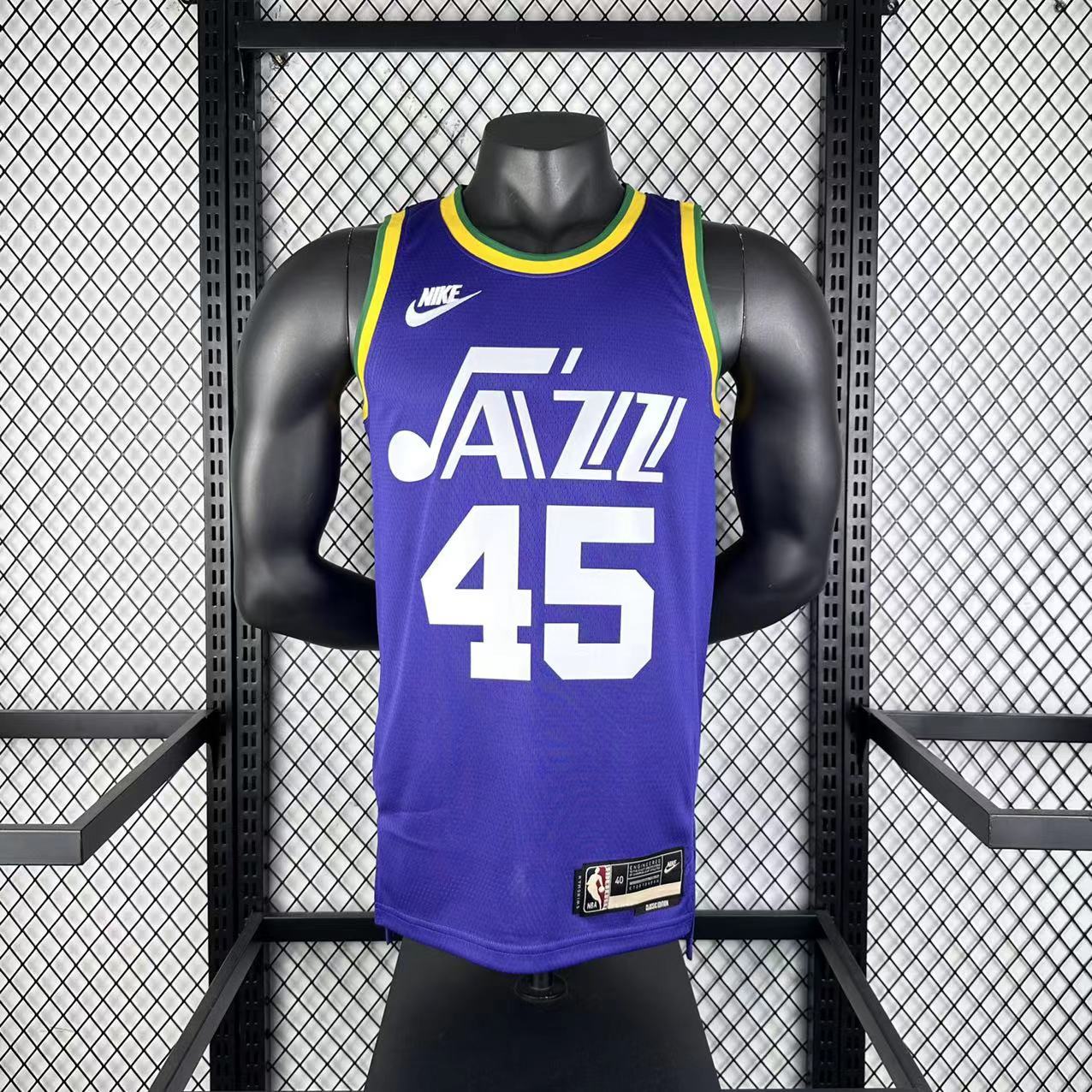 84b398ea Camiseta Regata NBA Utah Jazz 45 Donovan Mitchell Classic Edition Roxo 2024/25 Nike - Imagem 1