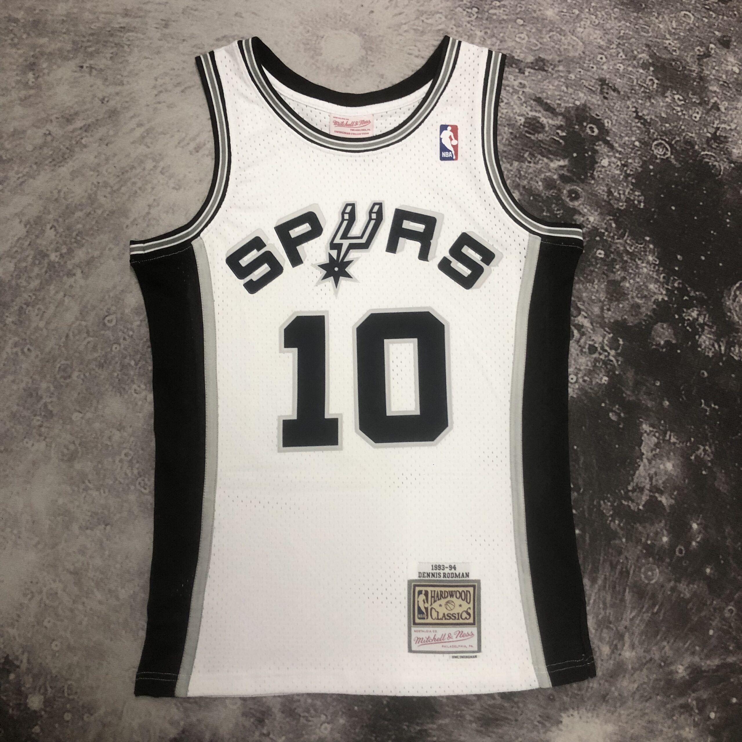 9957174e Camiseta Regata NBA San Antonio Spurs 10 Dennis Rodman Mitchell & Ness Branca 1993/94 - Imagem 1