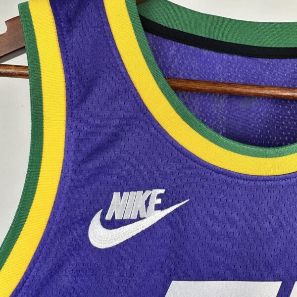 Camiseta Regata NBA Utah Jazz 45 Donovan Mitchell Classic Edition Roxo 2024/25 Nike - Imagem 4