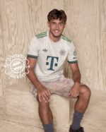 Camisa Bayern Munique Oktoberfest Versão Torcedor 25/2026 Adidas Off-White - Imagem 6