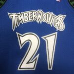 Camiseta Regata NBA Minnesota Timberwolves 21 Kevin Garnett Mitchell & Ness Azul 2003/04 - Imagem 2