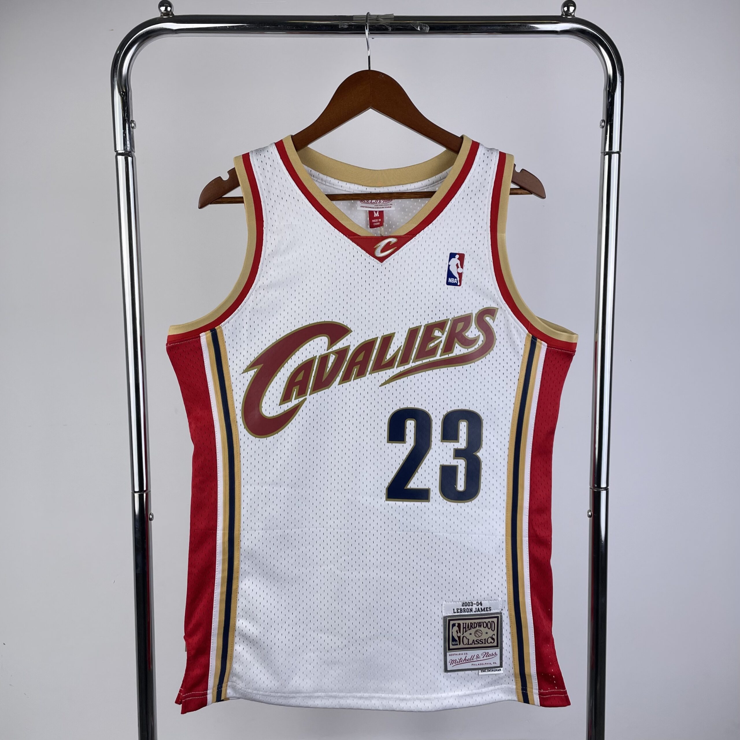 ab763036 Camiseta Regata NBA Cleveland Cavaliers 23 Lebron James Mitchell & Ness Branca 2003/04 - Imagem 1