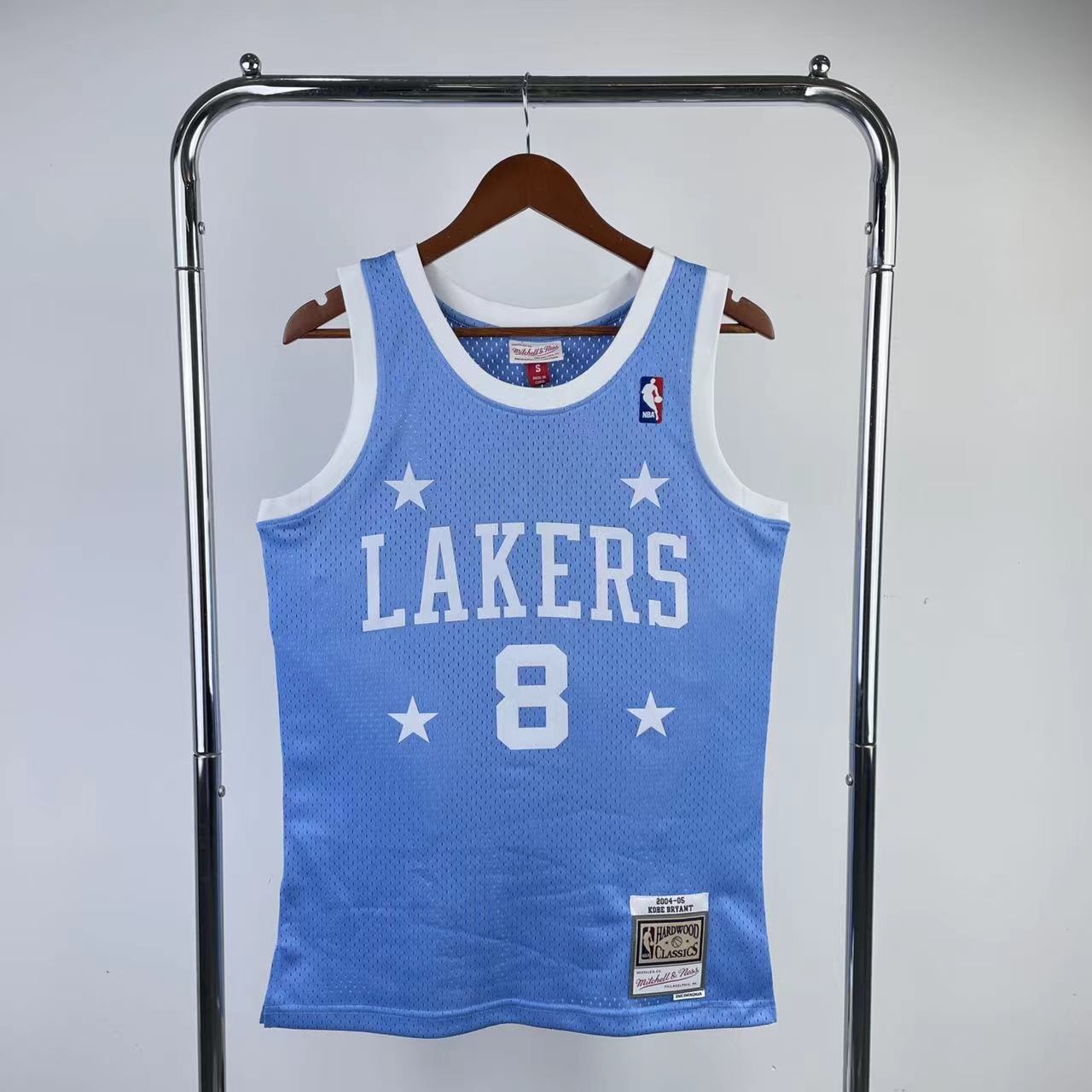 b082e32c Camiseta Regata NBA Los Angeles Lakers 8 Kobe Bryant Mitchell & Ness Powder Blue Hardwood 2004/05 - Imagem 1