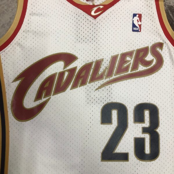 Camiseta Regata NBA Cleveland Cavaliers 23 Lebron James Mitchell & Ness Branca 2003/04 - Imagem 2