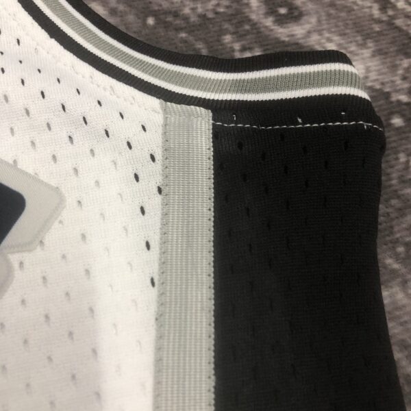 Camiseta Regata NBA San Antonio Spurs 10 Dennis Rodman Mitchell & Ness Branca 1993/94 - Imagem 7