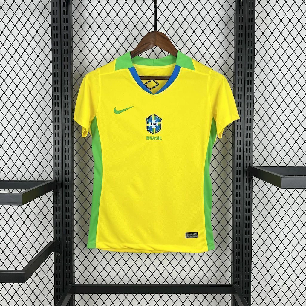 camisa-do-brasil-feminina-amarela-home1-56918ea5ad668fc7e917473411466849-1024-1024 Camisa Brasil Seleção Brasileira Home Versão Torcedor Feminina Amarela 25/2026 Nike - Imagem 1