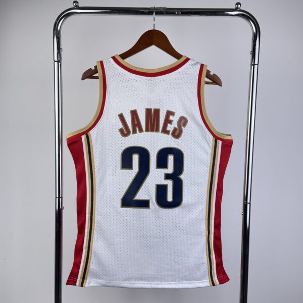 Camiseta Regata NBA Cleveland Cavaliers 23 Lebron James Mitchell & Ness Branca 2003/04 - Imagem 12