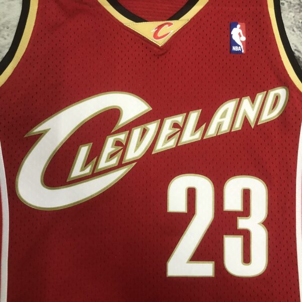 Camiseta Regata NBA Cleveland Cavaliers 23 Lebron James Mitchell & Ness Vermelha 2003/04 - Imagem 2