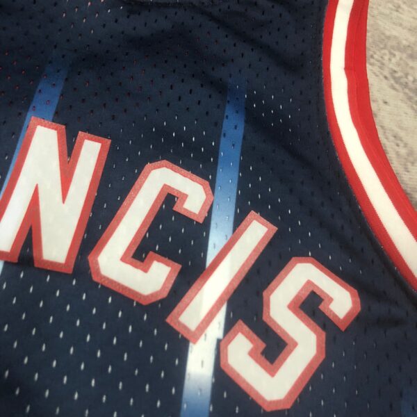 Camiseta Regata NBA Houston Rockets 3 Steve Francis Mitchell & Ness Azul 1999/2000 - Imagem 15