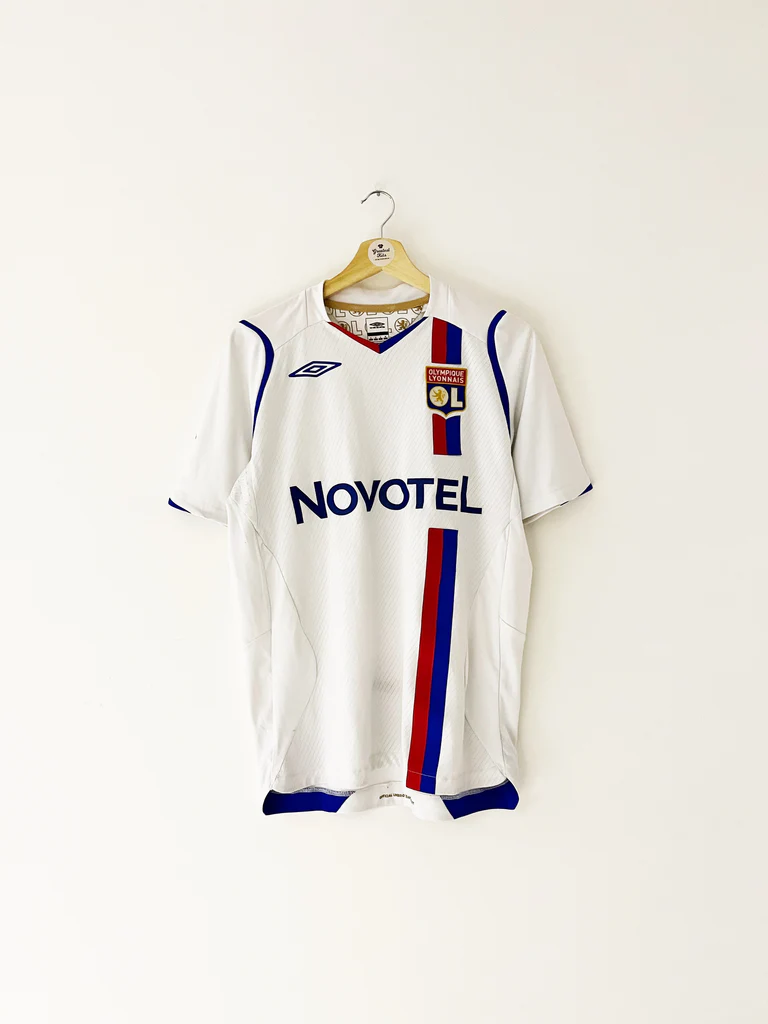image_6a4cae36-ce6a-4292-9819-c044fd8e9596_1024x1024 Camisa Retrô Olympique Lyonnais Home 2008/2009 Umbro Branca - Imagem 1