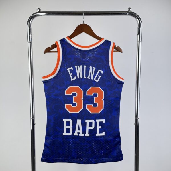 Camiseta Regata NBA New York Knicks BAPE 33 Patrick Ewing Mitchell & Ness Azul 1991/92 - Imagem 2