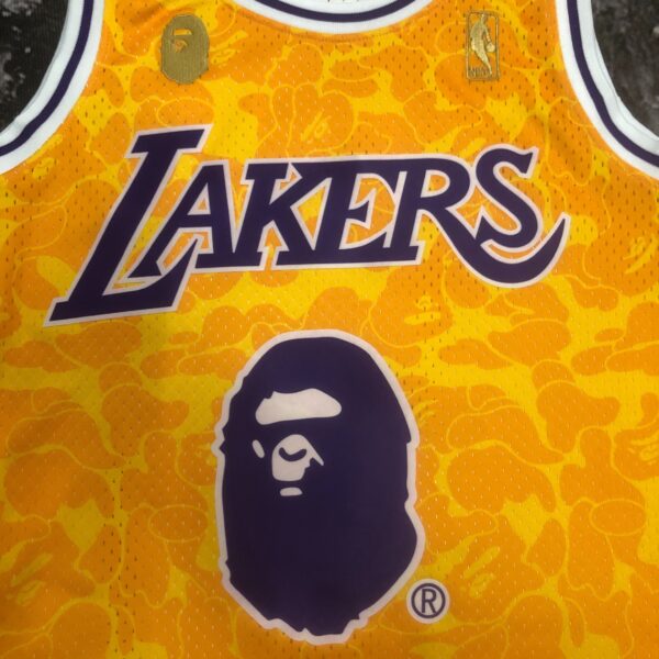 Camiseta Regata NBA Los Angeles Lakers BAPE Mitchell & Ness Amarelo 1996/97 - Imagem 2