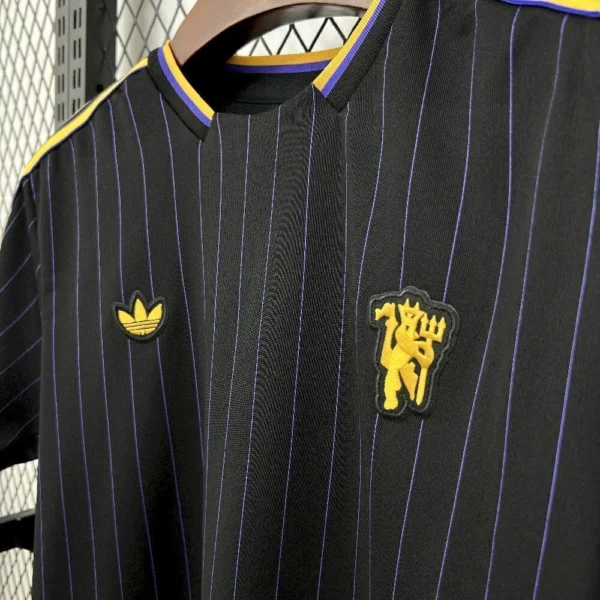 Camisa Manchester United Terrace Icons Unissex 2025 Devil Black Adidas - Imagem 4
