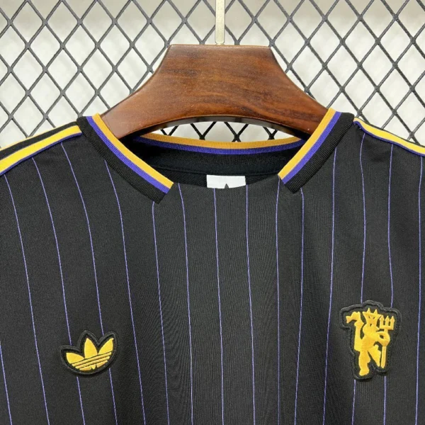 Camisa Manchester United Terrace Icons Unissex 2025 Devil Black Adidas - Imagem 2